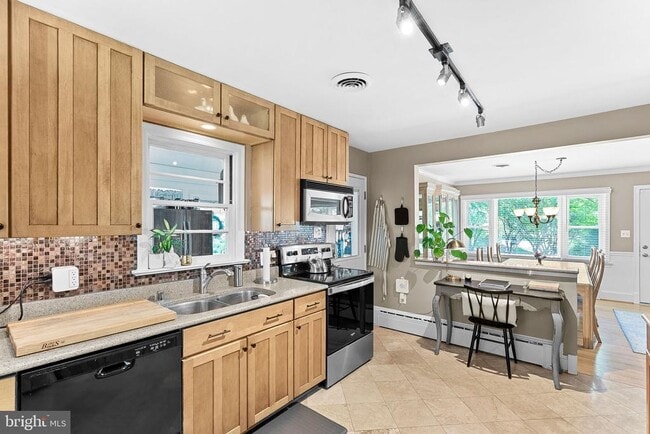 Building Photo - 521 S. Nursery Ave.