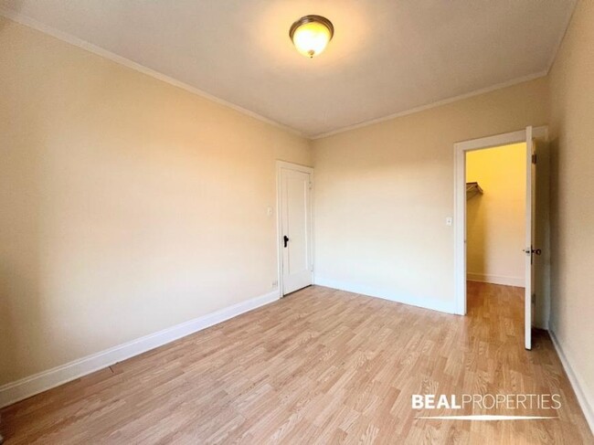 Building Photo - 1 bedroom in CHICAGO IL 60625