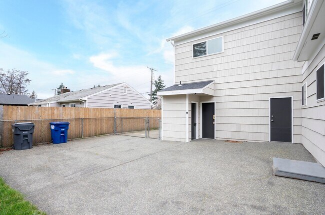 Building Photo - Remodeled 2BR w/ Garage, Fenced Yard & Stainless Steel Appliances