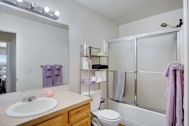 Building Photo - 3 bedroom, 1.5 Bath Townhome, Available Early June!