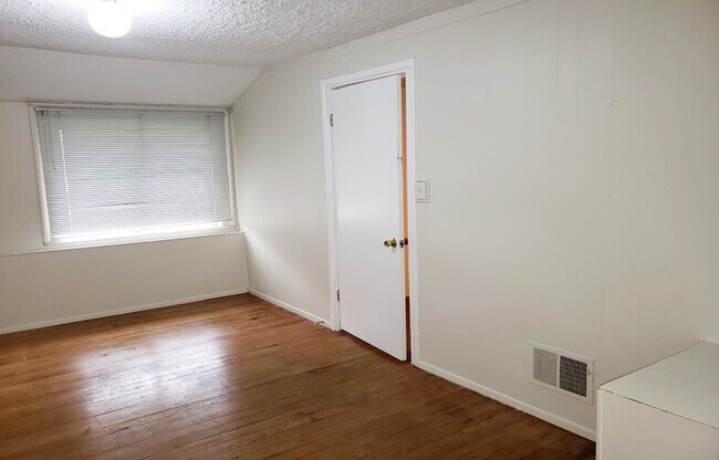 Building Photo - 3150 Phillips Ave