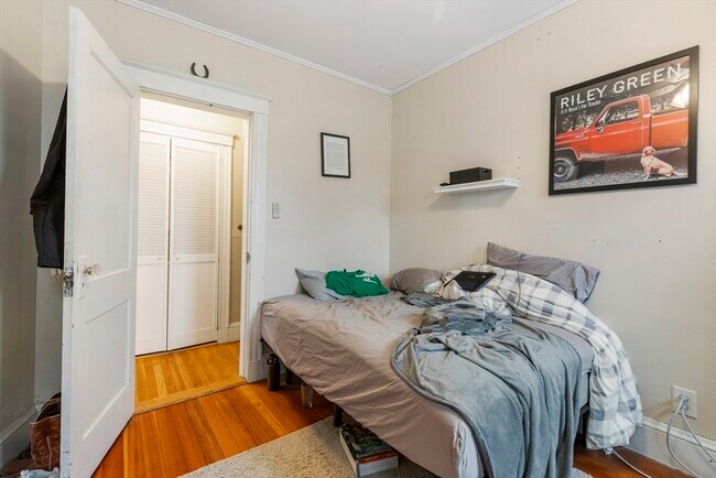 Building Photo - 8 Hallet St