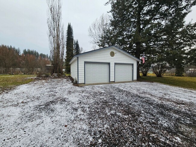 Building Photo - 3710 E Chattaroy Rd