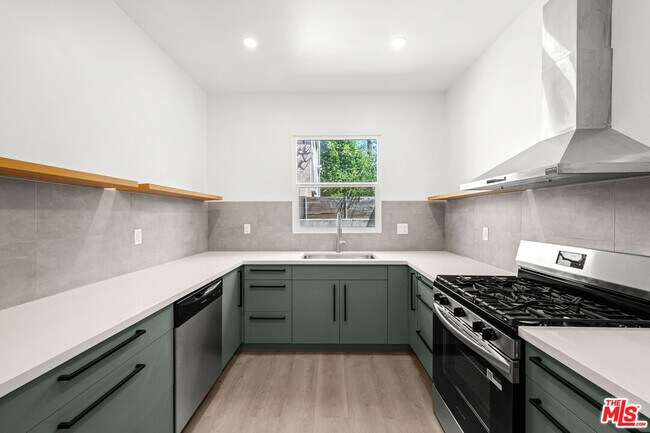 Building Photo - 1246 N Formosa Ave
