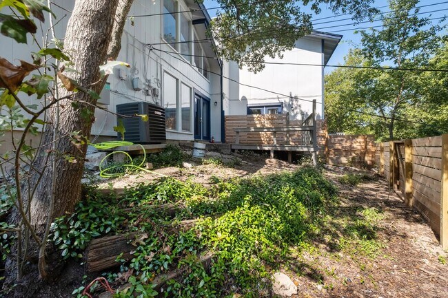 Building Photo - Spacious 3BR Far West Duplex with Loft & Private Deck