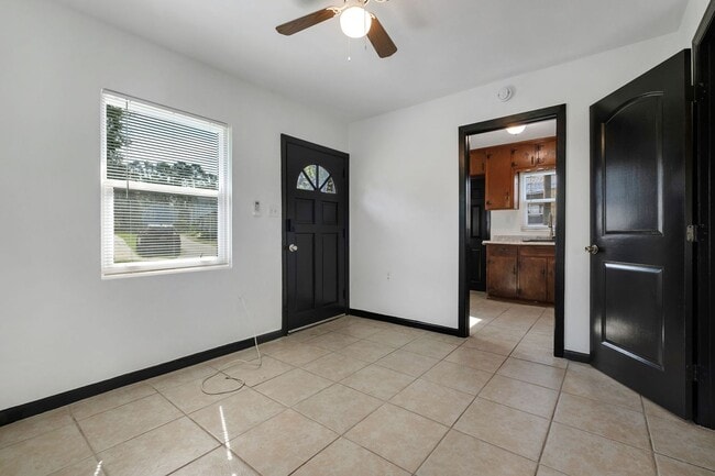 Building Photo - Convenient & Comfortable 1/1 – Updated and...