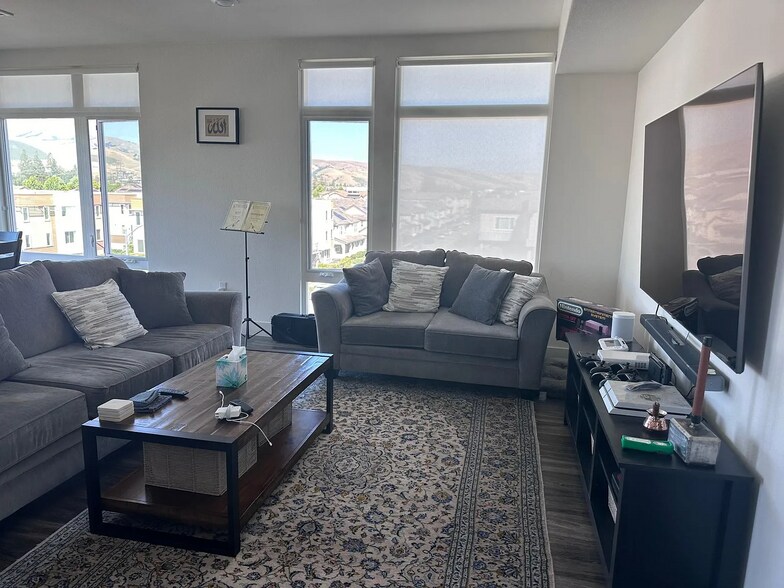 Building Photo - 5925 Charlotte Dr