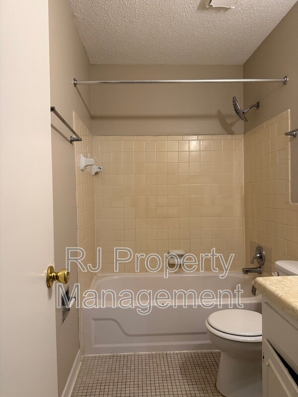 Building Photo - 3400 Lord Dunmore Cove