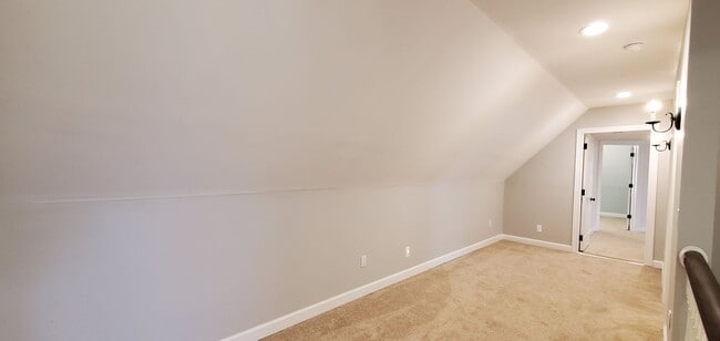 Building Photo - Spacious 5 Bedroom Executive Level Home