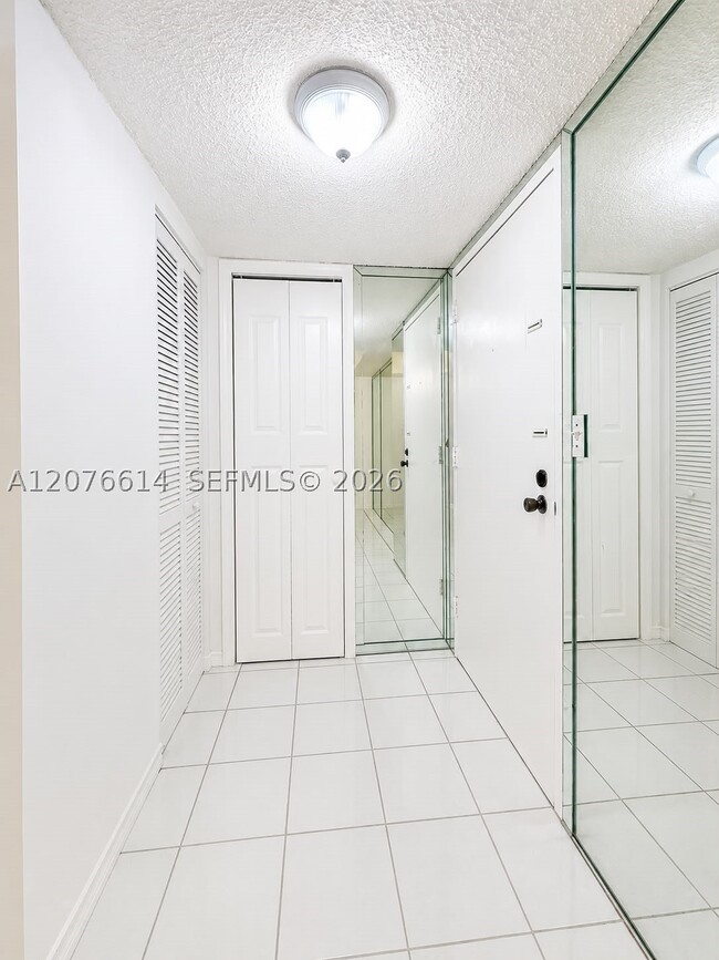 Building Photo - 3660 Inverrary Dr