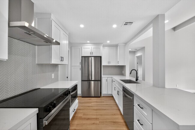 Building Photo - 5743 Ludington Dr