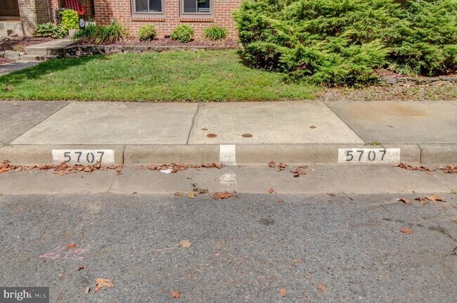 Building Photo - 5707 Waters Edge Landing Court