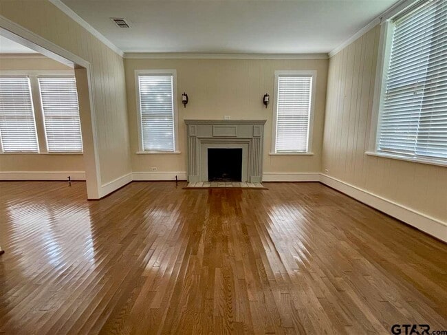 Building Photo - 328 Mockingbird Ln