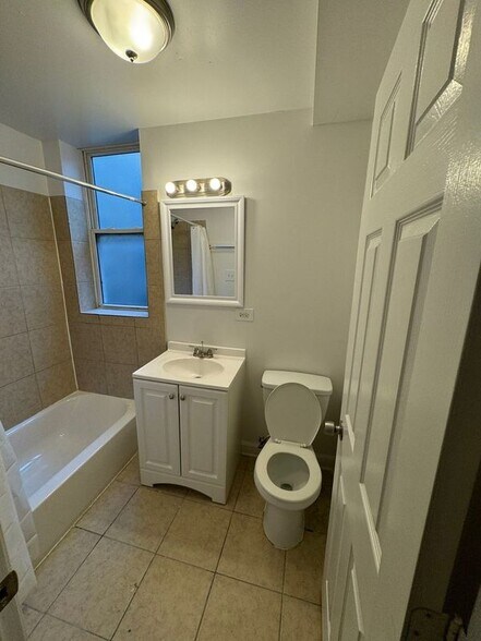 Building Photo - 1127 E 81st St