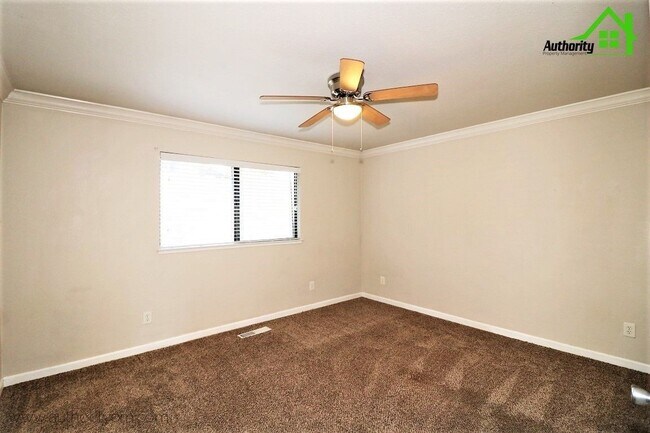 Building Photo - 866 Spaniel Dr