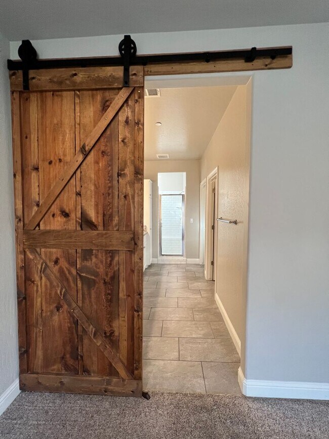 Building Photo - Charming and Elegant Home in Clovis District