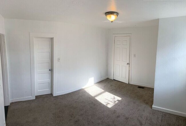 Building Photo - 1 BEDROOM MAGNA DUPLEX - GREAT PRICE!