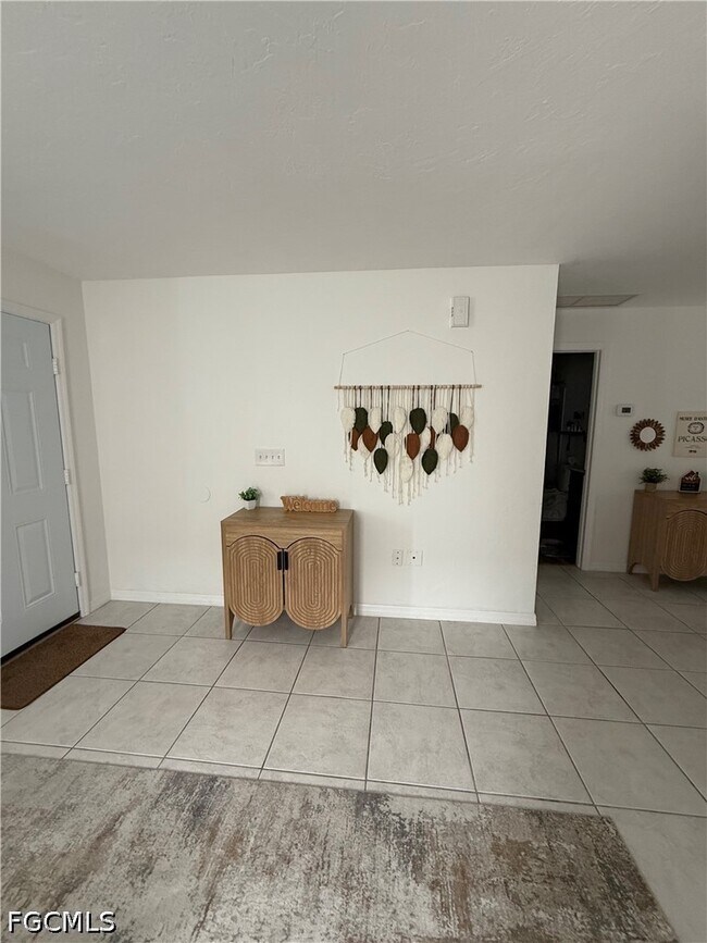 Building Photo - 525 SE Van Loon Terrace