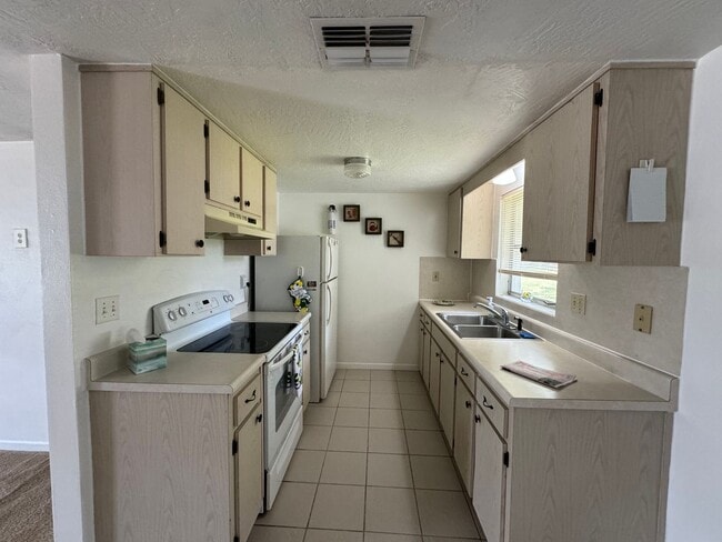 Building Photo - Two bedroom one bathroom home