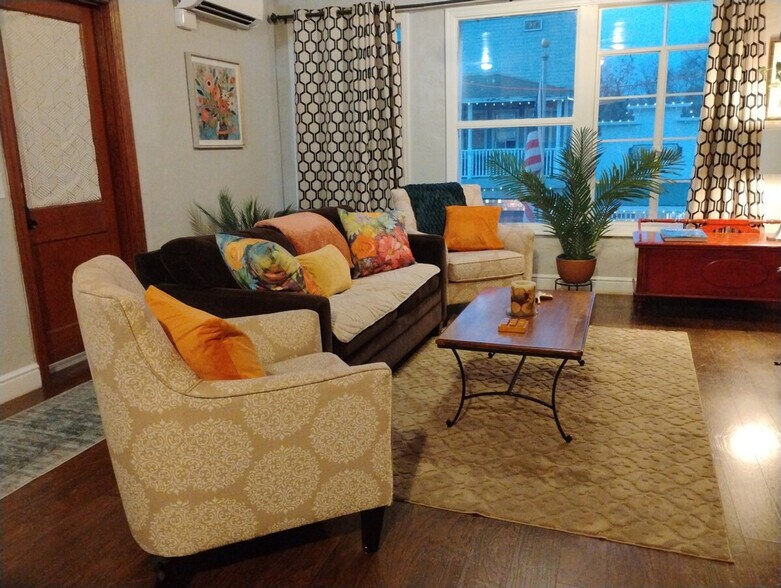 Building Photo - 22 W Main St