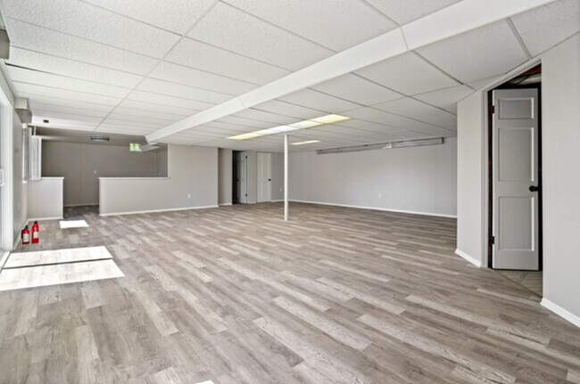 Building Photo - 2720 N Bayview Ln