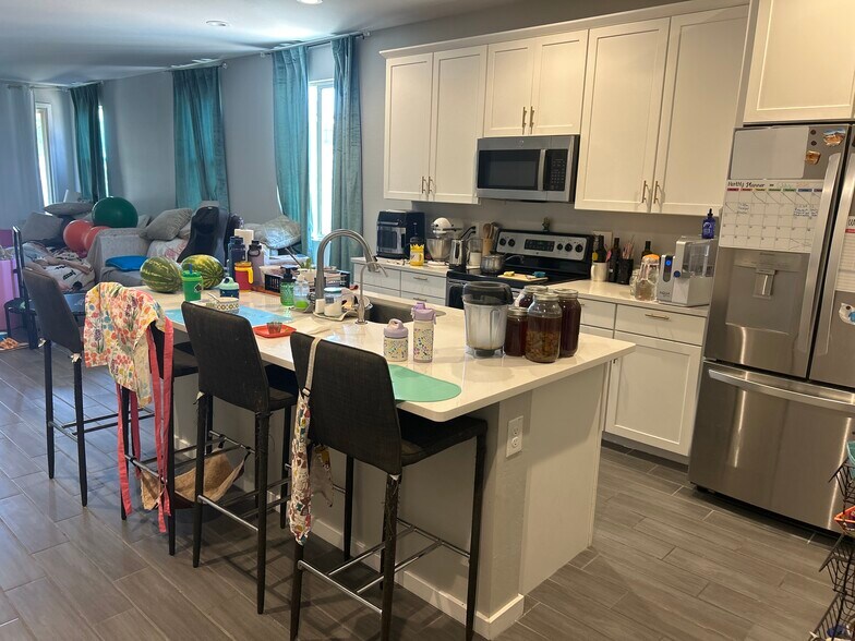 Large kitchen - 1964 N Hubbard Ln