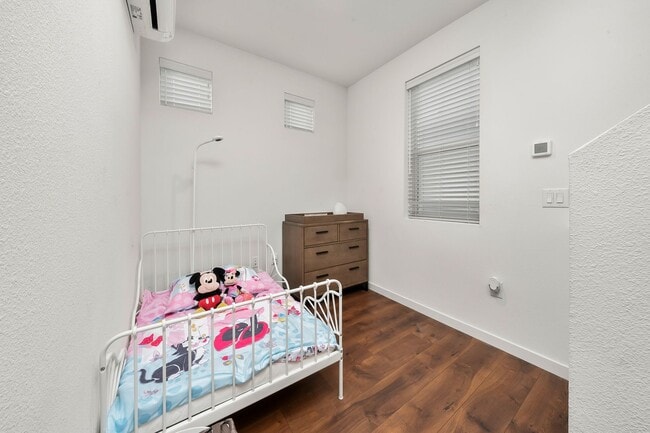 Building Photo - 1 Bed/1 Bath Modern Condo in Upper Land Park