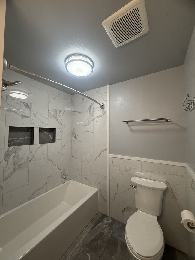 Building Photo - 6128 Thornbury Ct SE