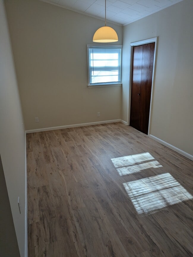 Building Photo - 635 E Grove Ave