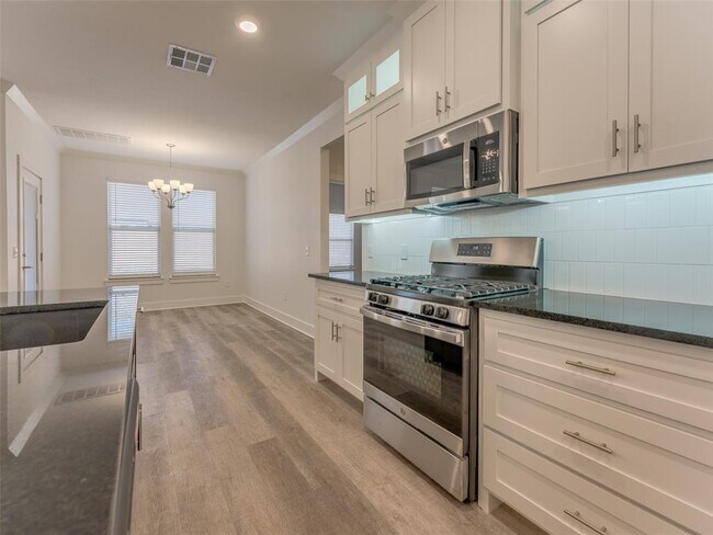 Building Photo - 1325 Monterey Dr