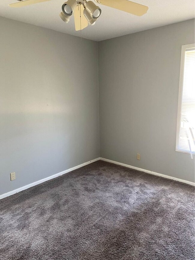 Building Photo - 605 Hillview Dr