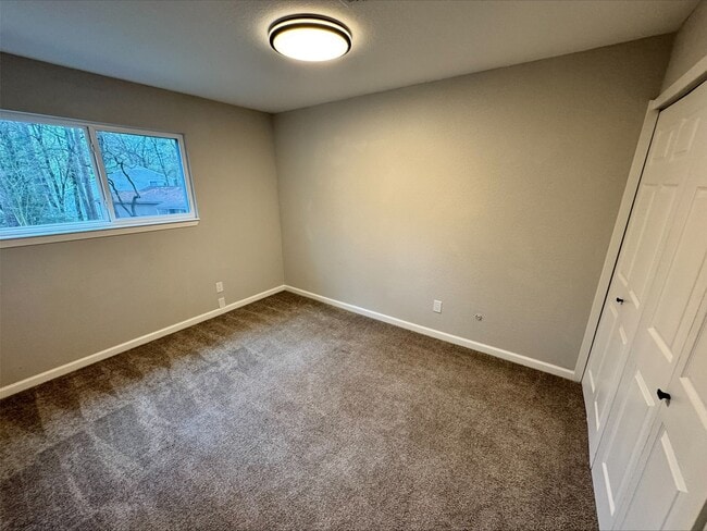 Building Photo - 1004 E Red Cedar Cir