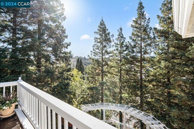 Building Photo - 3040 Stonegate Dr