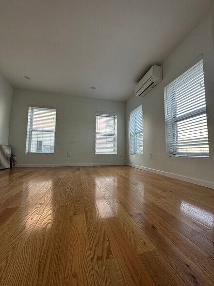 Building Photo - 10 -31 51st Avenue