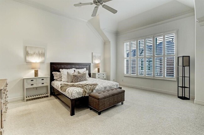 Building Photo - 1329 Hyde Park Blvd