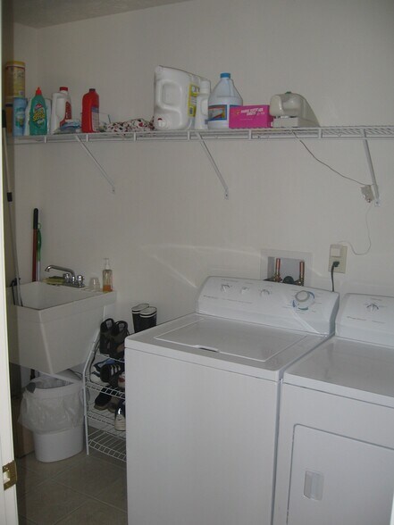 Building Photo - 3905 Chenango Pl