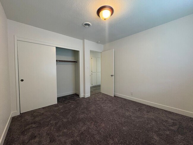 Building Photo - 900 Wendy Hope Dr