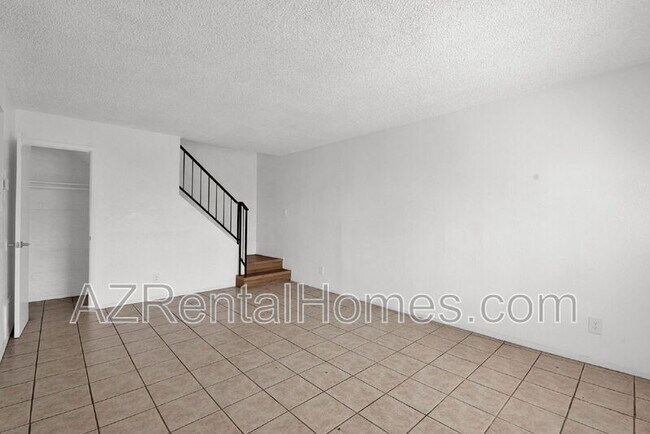 Building Photo - 4715 E Jones Ave