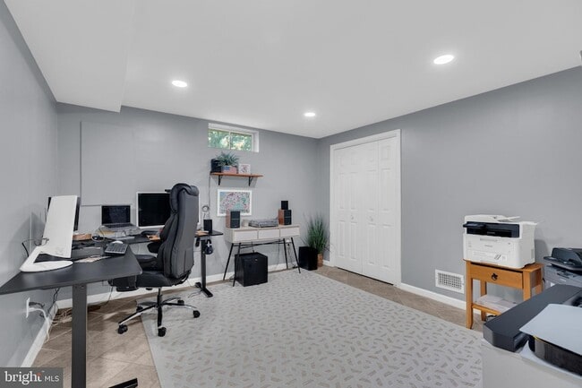 Building Photo - 7707 Lake Glen Dr