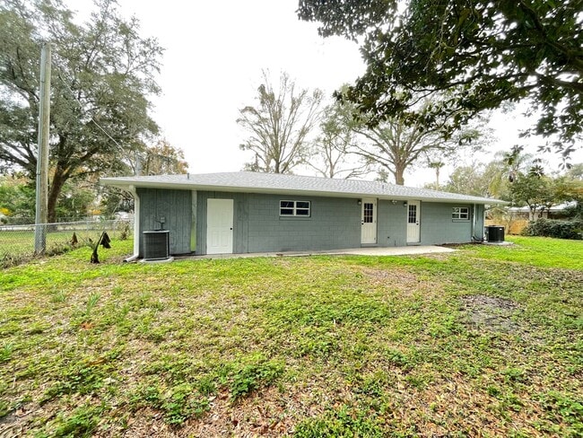 Building Photo - Newly Renovated 2/1 Duplex in Lake Helen FL!