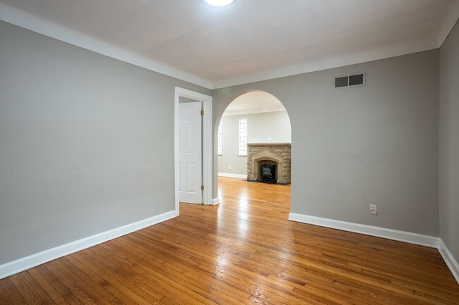 Building Photo - Charming 3 Bedroom 2 Bathroom Home