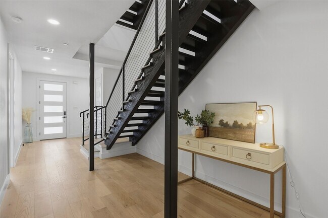 Building Photo - 408 Vista Buena Trl