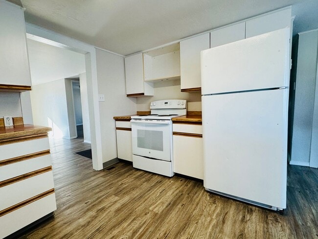 Building Photo - 210 18th St