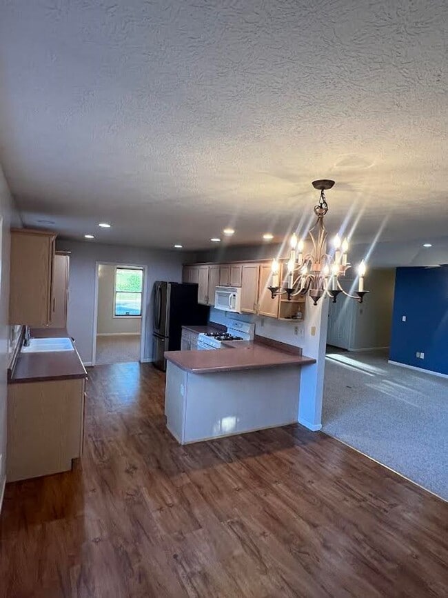 Building Photo - Spacious 3 bedroom/3 bath home