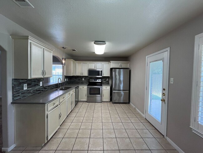 Building Photo - Available NOW  This home is centrally loca...