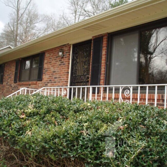 Building Photo - 27 Flower Dr