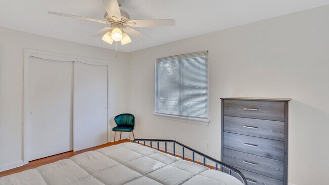 Building Photo - Beautifully renovated Move-in Ready 2bed 1...