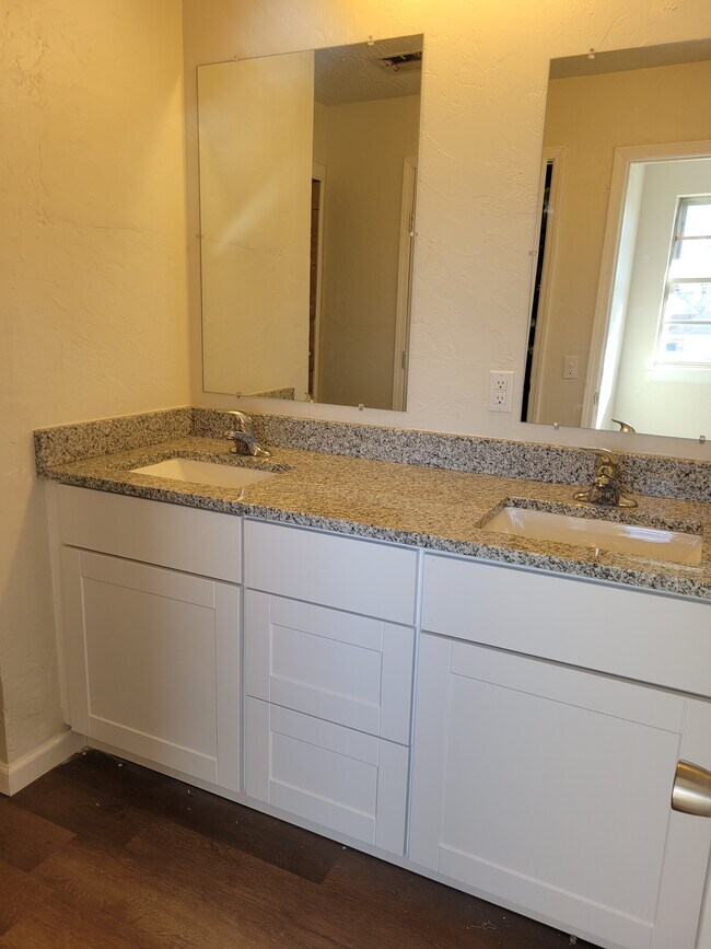 Building Photo - 8204 S Country Club Dr