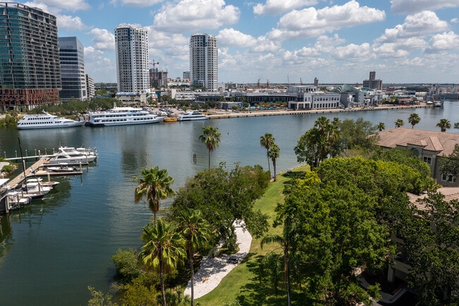 Building Photo - 705 Mainsail Dr