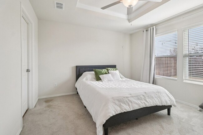 Building Photo - 475 Grenada Lk Dr